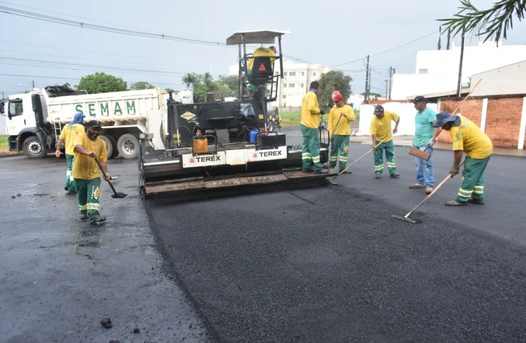 Botucatu segue com o recapeamento de asfalto em diversas vias da cidade