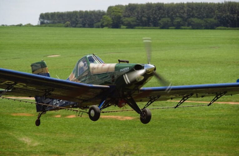 Avião produzido em Botucatu é destaque da Embraer na Agrishow 2026