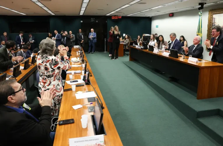 CCJ aprova admissibilidade de propostas que acabam com escala 6×1