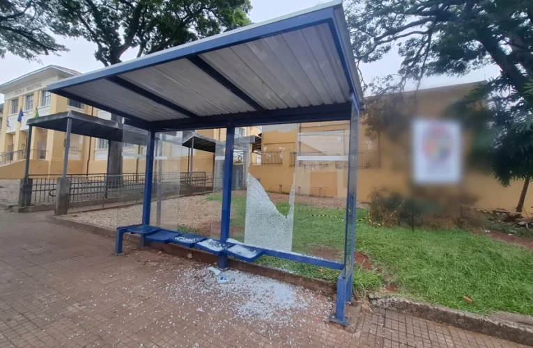 Ponto de ônibus em frente a escola é alvo de vandalismo em Botucatu