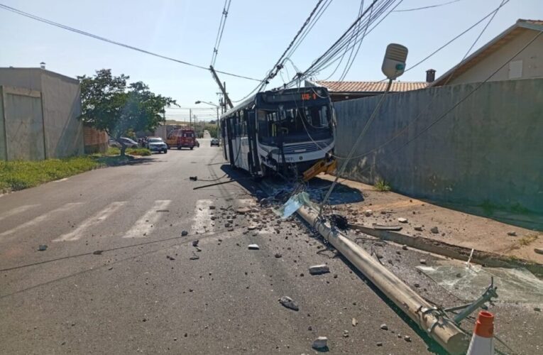 Motorista passa mal, perde controle de ônibus e atinge postes em Botucatu