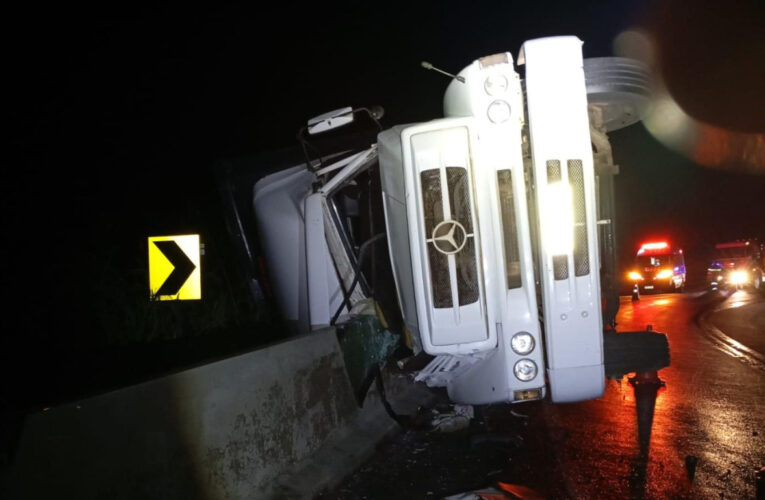 Caminhão tomba na Rodovia Marechal Rondon e complica trânsito na Serra de Botucatu