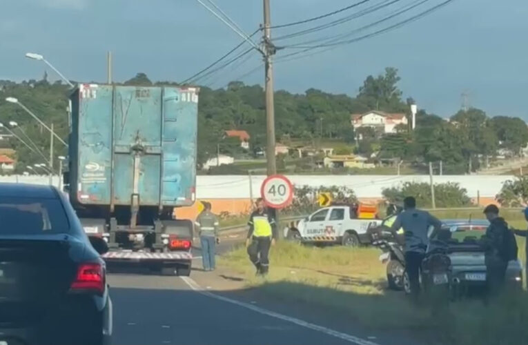 Motociclista fica ferido após colisão com caminhão em Botucatu