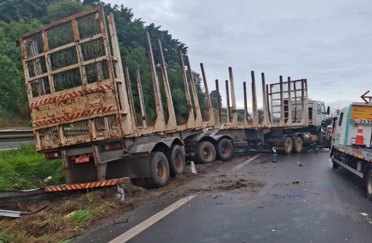Carreta atola no canteiro central da Castelinho e mobiliza equipes de resgate em Botucatu