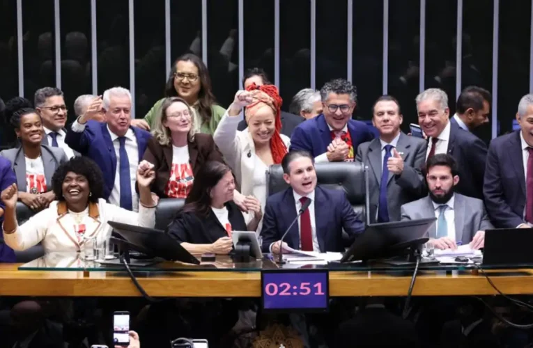 Câmara aprova, em dois turnos, PEC pelo fim da escala 6×1