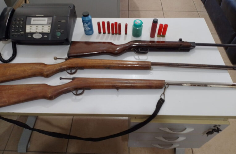 Homem é preso durante cumprimento de mandado e armas são encontradas em propriedade rural em Conchas